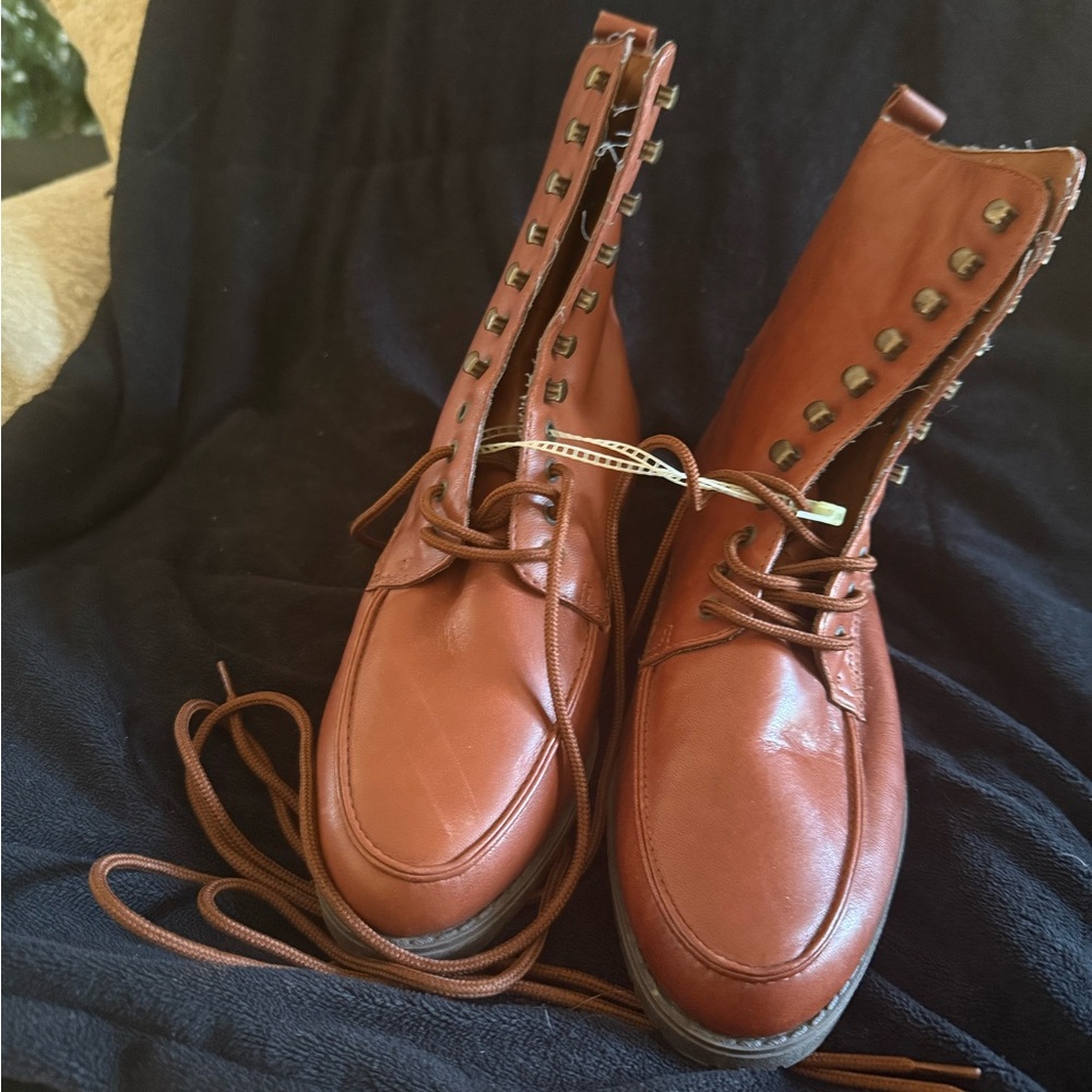 Maine Boots Brown Lace-Up Women's Boots never worn
